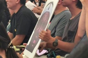 不太合适吧？詹姆斯成都活动现场，一名詹黑拿着詹姆斯经典哭脸照片坐在场边