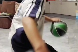 詹姆斯成都行雨中大喊：你好成都，I Loveyou！