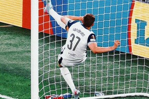 炸裂！范德文门线倒钩解围足坛名画诞生了！