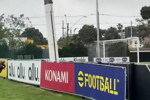 内马尔挑战超大负角度，这球有点考验技术