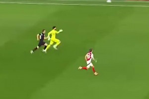 你见过守门员跑得这么快的吗？