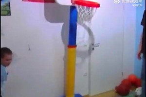 年龄差~东契奇小时候家中打球录像！那时候詹姆斯已经在打NBA