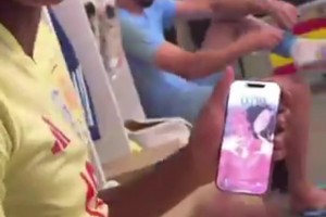 热恋期亚马尔在更衣室向队友展示自己的手机壁纸