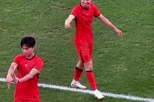 王钰栋调皮了，怒送队友一个中指