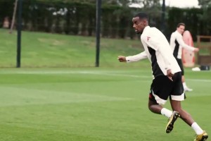 已经融入球队！利物浦官方晒伊萨克训练视频，终结能力很强