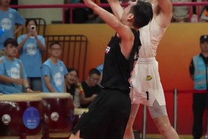 颜谋植滞空上篮，防守球员落地了，他还在天上...