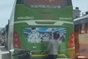 梅西铁粉！球迷在堵车时擦拭前车的梅西海报