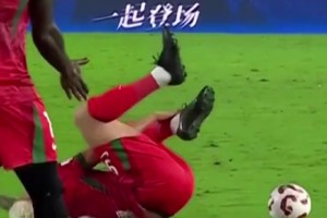 国安犯规送点时，塞蒂恩压力大到不敢看场上，抱头怀疑人生