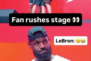 詹姆斯在台上，台下的中国球迷突然冲上来被拉走，老詹无奈摇摇头