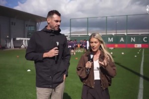 曼联的欢迎仪式把拉门斯往死里打啊，迟到的姆贝莫也一起打