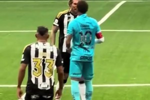 内马尔被恶意拉拽后怒了，与对手对喷