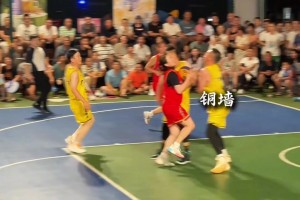 老外：西装革履看苏超得绷着；张雨绮：赶紧起来加油！！