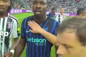 裁判第一视角下图拉姆兄弟的经典镜头已被球迷玩坏了。。。