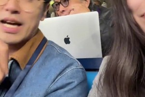 大老师和曼联球迷一起看曼市德比，你这小伙怎么一直盯着大老师看