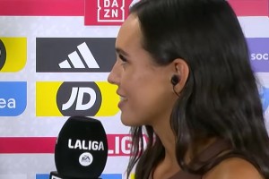 DAZN女主持身材太好，现场接受采访的球员都不知道该看哪了~