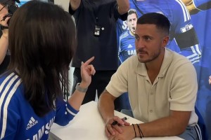 韩国美女球迷找阿扎尔签名，这眼神里是满满的爱意啊