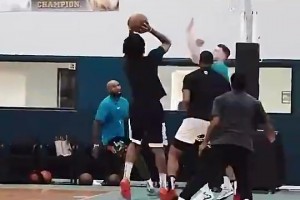 杨毅：詹姆斯是我能想象的超人类中，身体能力最强版的极限了！