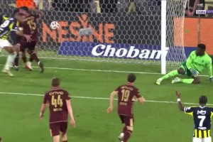 奥纳纳土超首秀多次上演精彩扑救，奈何有带不动的队友