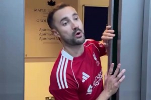 利物浦球迷恶搞：下场开始直接踢最后十分钟吧，我赶时间！