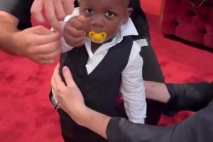 可爱亚马尔带弟弟试穿迷你西服，准备带他参加金球奖颁奖典礼