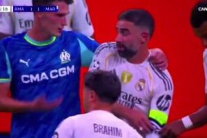 不浪费一秒裁判掏出红牌后，姆巴佩迅速摘下卡瓦哈尔队长袖标