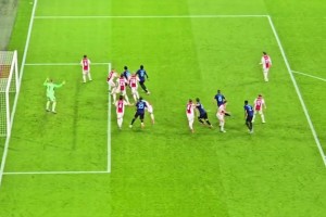 现场实拍小图拉姆头球破门：话说用克拉森盯防小图是认真的吗