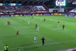 天外飞仙！巴乙后卫边路直接起脚，皮球划过完美弧线打入死角