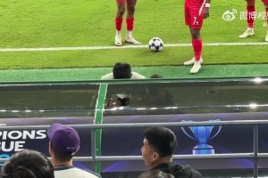 网传国安丢球后球迷砸向替补席的主教练塞蒂恩，看着已经流血了