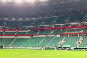 看台实拍国安与河内激烈肢体冲突：工体现场响起“NB别走”喊声