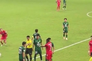 再看国安冲突起因：张源提醒何宇鹏“翻滚”回场内，越南球员暴怒