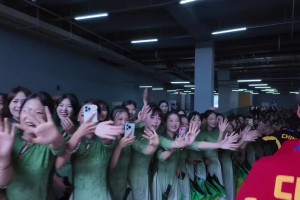 这一刻体会到了大学里当球员的阳光活力青春感