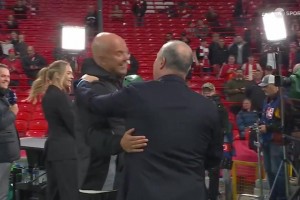 冠军联赛冠军教练！前利物浦主帅贝尼特斯拥抱了斯洛特！