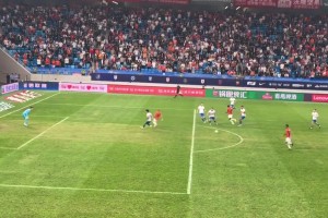 现场实拍泰山队被绝平，王大雷无奈举手不满防守