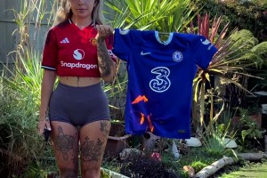 博眼球！大战前曼联女球迷烧切尔西球衣