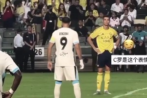 C罗和本泽马在开球前没有交流，但C罗一直在注视着本泽马