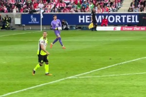 人到球到！现场直拍：科贝尔后场长传，阿德耶米加速了！