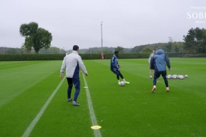 主教练正在热身？塔子哥参与抢圈训练，传控精准不输球员